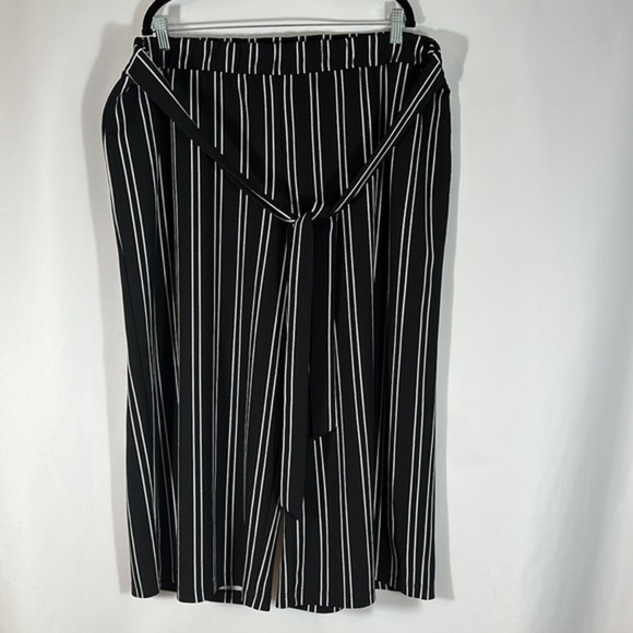 Penningtons Black & White Striped Crop Capri Pants - Picture 1 of 6